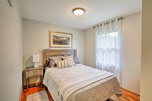 سرير أو أسرّة في غرفة في Modern Excelsior Springs Home with Deck and 3 Acres!