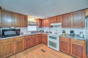 Gallery image of Salter Path Home-Short Walk to Indian Shores and Bay in Salter Path +17 photos