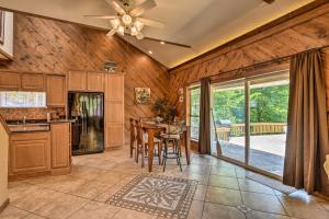 cocina con mesa y ventilador de techo en Hot Springs Vacation Rental Home on Lake Hamilton en Hot Springs