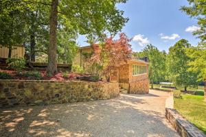 Κήπος έξω από το Private Deck and Dock Home on Lake Hamilton!