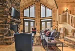 Hawks View Gatlinburg Home with Views and Hot Tub!