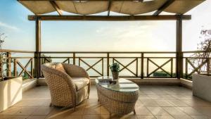 En balkon eller terrasse på Five-Star Luxury Pool Villa, Elani