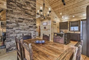 Hawks View Gatlinburg Home with Views and Hot Tub!
