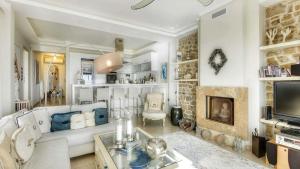 Et tv og/eller underholdning på Five-Star Luxury Pool Villa, Elani