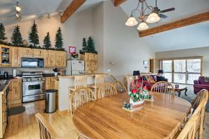 Il comprend une cuisine et une salle à manger avec une table et des chaises en bois. dans l'établissement Crested Butte South Condo with View 10 Mi to Skiing, à Crested Butte