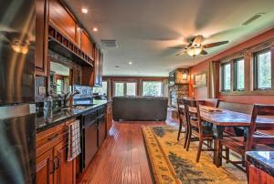 een keuken met een tafel en een eetkamer bij Waterfront Lake Koshkonong Home with Pier and Fire Pit in Edgerton