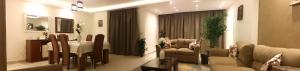 A seating area at Luxury Furnished Apartment