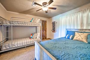 1 Schlafzimmer mit 2 Etagenbetten und einem Deckenventilator in der Unterkunft McAlester Cottage with 30 Private Acres and Ponds! in McAlester