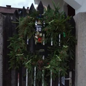 Ein Weihnachtskranz auf einem schwarzen Zaun in der Unterkunft The Clock house in Samokow