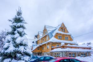マウェ・チヘにあるPokoje Goscinne U Elzbietyの雪に覆われた建物