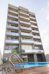 un edificio de apartamentos con un tobogán delante de él en Donna Alda DFC en Salta