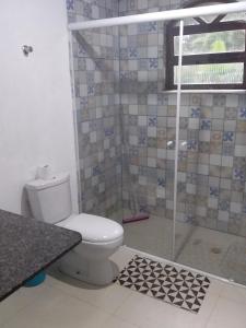 ein Bad mit einem WC und einer Dusche in der Unterkunft Suites próximo ao rio Jaguareguava em Bertioga in Bertioga