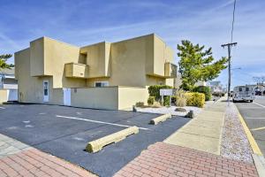 un edificio in un parcheggio vicino a una strada di Seaside Heights Condo with Deck Walk to Boardwalk! a Seaside Heights