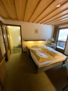uma cama grande num quarto com tecto em madeira em Chalet Elfie em Sankt Anton am Arlberg