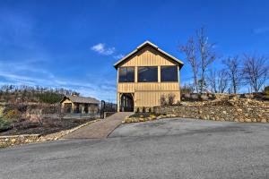 Foto dalla galleria di Pigeon Forge Mountain Cabin Hot Tub and Resort Pool a Sevierville