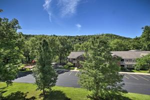 Photo de la galerie de l'établissement Condo with Lake Views 5 Mi to Branson Strip!, à Branson