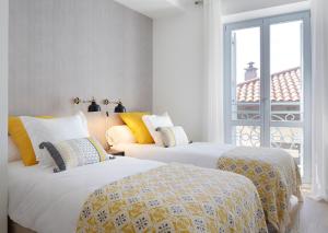 Łóżko lub łóżka w pokoju w obiekcie H SUITE3B by Smiling Rentals
