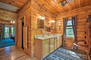 baño con lavabo en una habitación con paredes de madera en Cozy Trenton Cabin with Spa about 15 Mi to Lookout Mtn!, en Trenton 20 fotos más