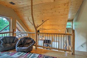 Fotografie z fotogalerie ubytování Timber Home Walk to Slopes and N Conway Shops! v destinaci North Conway