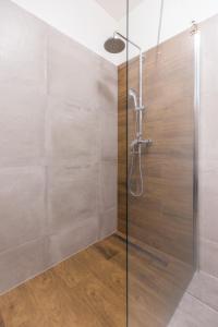 Un baño con ducha con puerta de cristal. en Apartment Chamonix PRIMO, en Starý Smokovec 20 fotos más