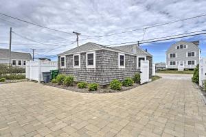 Photo de la galerie de l'établissement Peaceful Cottage with Grill - Steps to Matunuck Beach, à South Kingstown