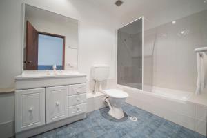 阿沃卡海滩Avoca Beach Hotel的带马桶、水槽和浴缸的浴室