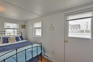 A bed or beds in a room at Peaceful Cottage with Grill - Steps to Matunuck Beach