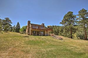 una casa in cima a una collina con alberi di 12 Mi to Red Rocks Morrison Home with Deck a Morrison