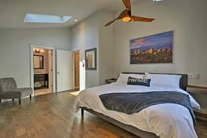 una camera da letto con un letto grande e un ventilatore a soffitto di 12 Mi to Red Rocks Morrison Home with Deck a Morrison
