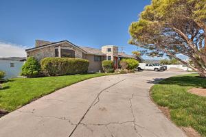 uma entrada em frente a uma casa em Salt Lake City Area Apt with Game Room and Hot Tub em Bluffdale