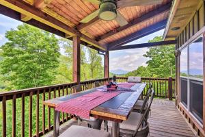 Balkon oz. terasa v nastanitvi Breathtaking Great Smoky Mountains Retreat with Deck!