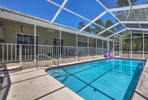 斯普林希爾的住宿－Spring Hill Home with Pool about 1 Mi to Weeki Wachee，一个带玻璃屋顶的室内游泳池