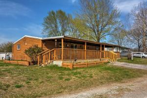 Imagen de la galería de Bartlesville Cabin with Pool, Hot Tub and Trampoline!, en Bartlesville