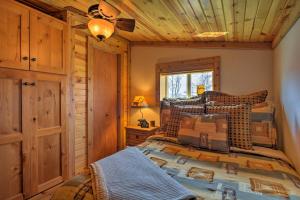 Un pat sau paturi într-o cameră la Bartlesville Cabin with Pool, Hot Tub and Trampoline! +17 fotografii