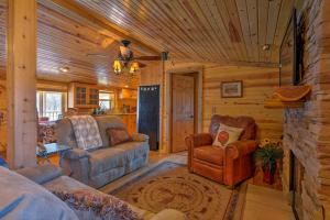 Φωτογραφία από το άλμπουμ του Bartlesville Cabin with Pool, Hot Tub and Trampoline! σε Bartlesville