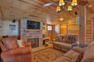 Φωτογραφία από το άλμπουμ του Bartlesville Cabin with Pool, Hot Tub and Trampoline! σε Bartlesville
