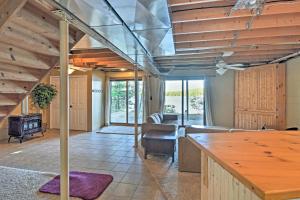 Una cocina abierta y sala de estar con techos de madera. en Waterfront House with Dock and Deck on Little Bear Lake, en Johannesburg