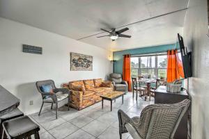 uma sala de estar com um sofá, cadeiras e uma mesa em Beach Haven with Shared Amenities - Steps to Beach! em South Padre Island