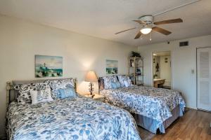 - une chambre avec 2 lits et un ventilateur de plafond dans l'établissement Coastal Condo with Balcony Walk to Madeira Beach!, à St. Pete Beach