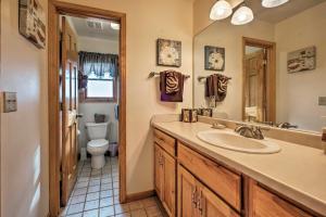 Bilik mandi di Smoky Mountain Vacation Rental Near Bryson City! +18 gambar