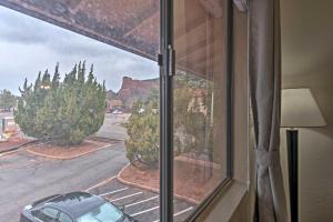 Fotografie z fotogalerie ubytování Southwest-Style Condo with Seasonal Pool in Sedona! v destinaci Sedona