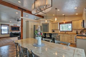 Kuchyň nebo kuchyňský kout v ubytování Luxe Home about 2 Mi to Bryce Canyon National Park!