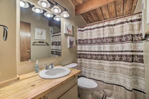un bagno con lavandino, WC e specchio di Cozy Cabin Near Massanutten Resort and Water Park! a McGaheysville Altre 16 foto