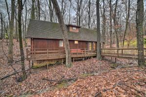 una baita di tronchi in mezzo al bosco di Cozy Cabin Near Massanutten Resort and Water Park! a McGaheysville