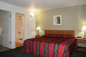 Habitación de hotel con cama y baño en Lake Marina Inn, en Clearlake Oaks