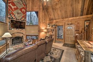 un soggiorno con divano e camino di Cozy Cabin Near Massanutten Resort and Water Park! a McGaheysville