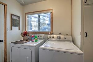 FawnskinにあるWalk to Lake Rustic Home with Deck in Fawnskinの洗濯機と窓のある洗濯室 +17枚の写真