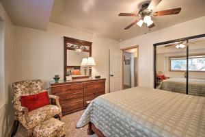 FawnskinにあるWalk to Lake Rustic Home with Deck in Fawnskinのベッドと天井扇風機のある寝室