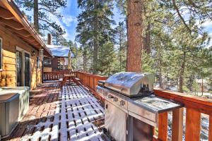 FawnskinにあるWalk to Lake Rustic Home with Deck in Fawnskinの船室のデッキに焼き物