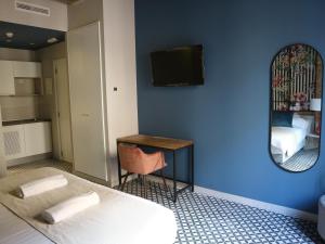 a room with a bedroom with a mirror and a bed at YOU & CO. Quart Boutique in Valencia